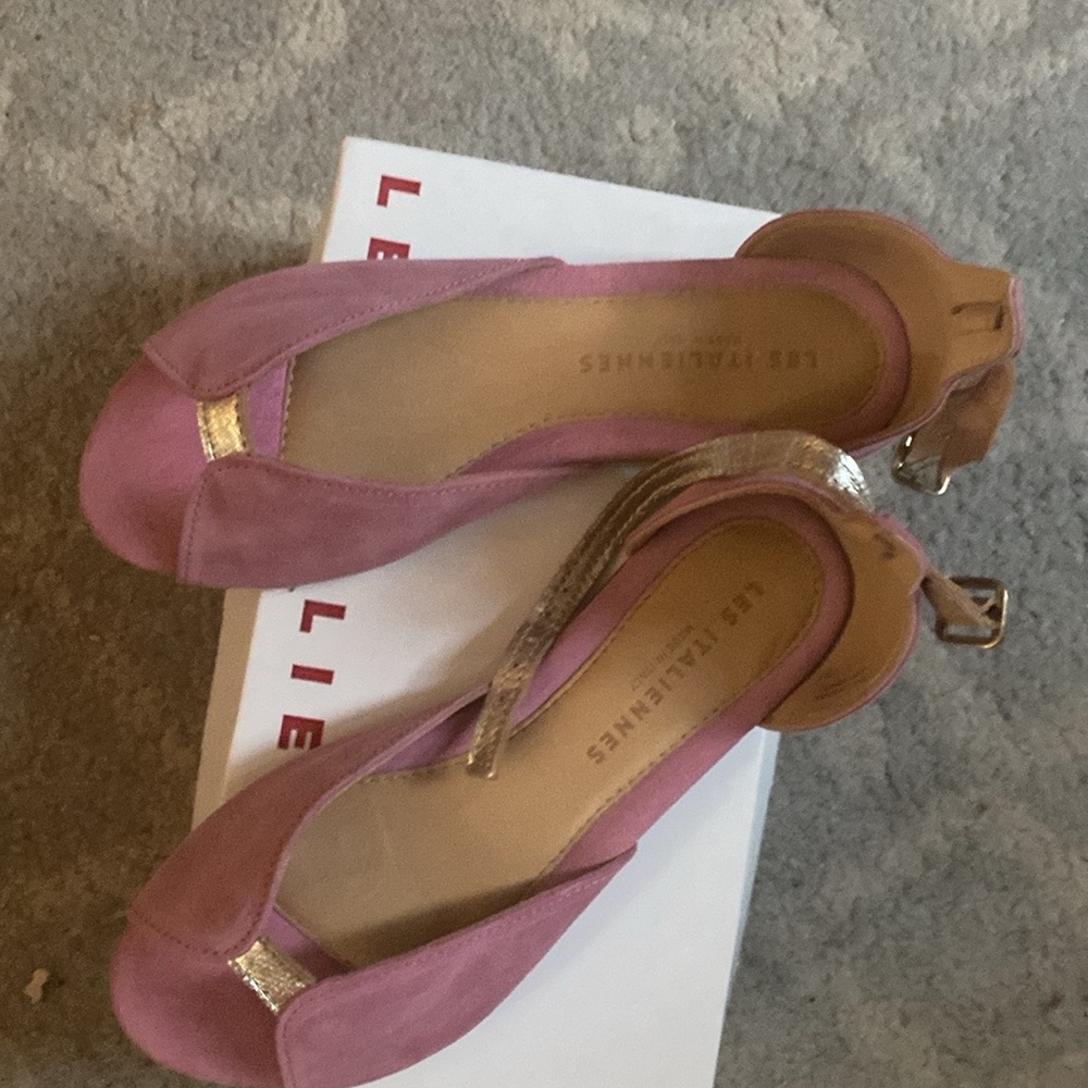 Chic Pink and Gold Heels with Graceful Design